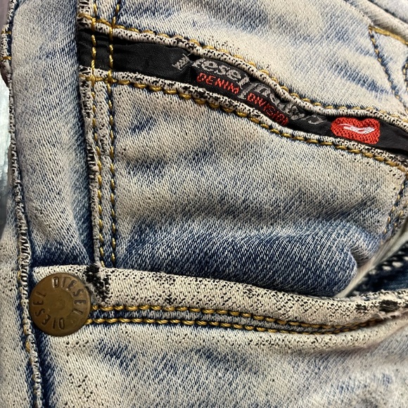 DIESEL 1992 Straight Fit Mid-Washed Distressed Jeans - Picture 4 of 7